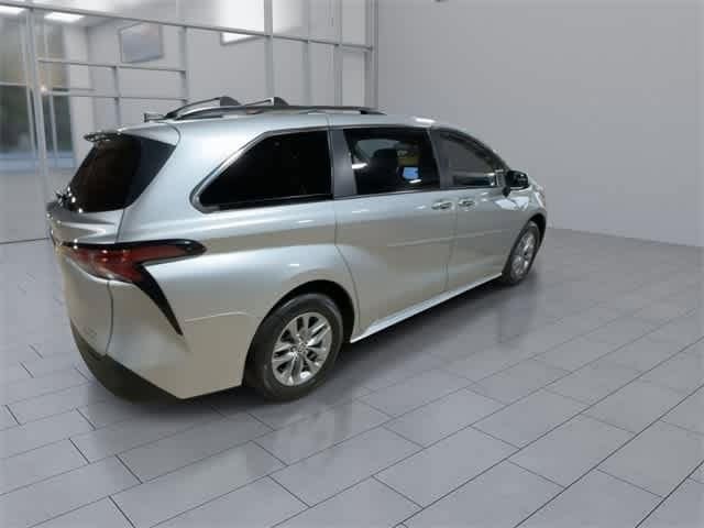 Thumbnail: 2022 Toyota Sienna - 8