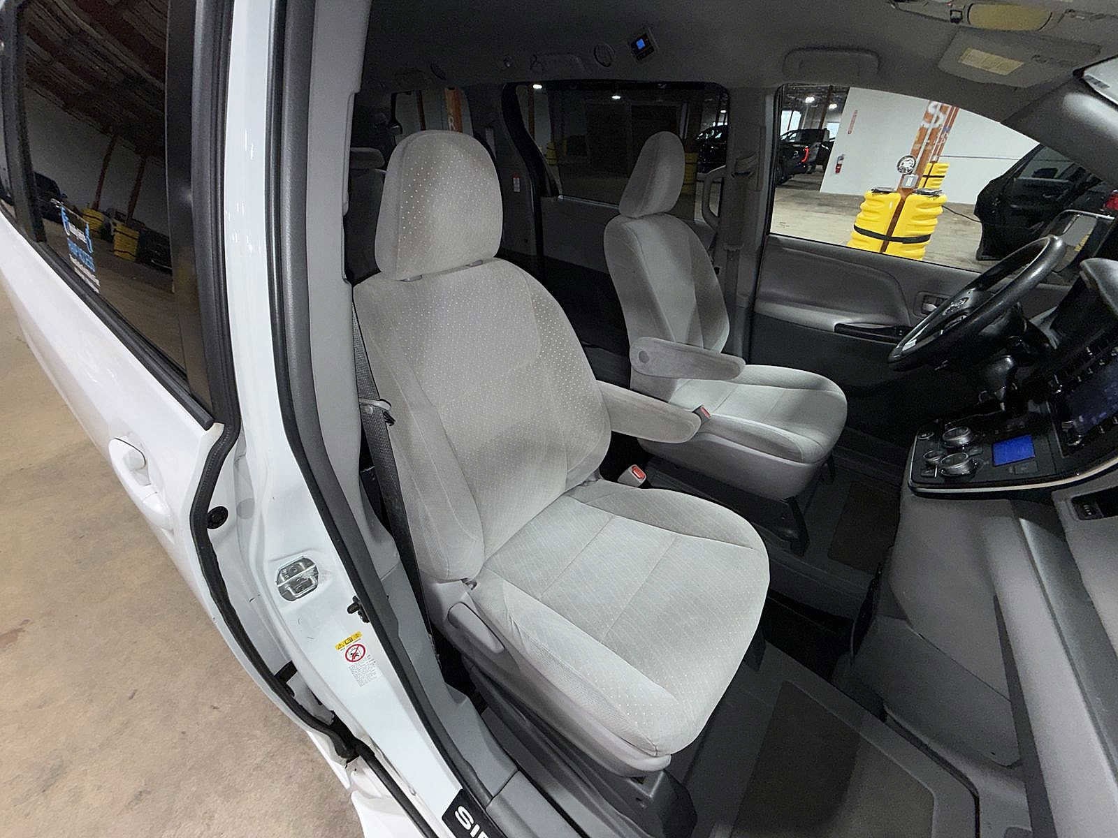 Thumbnail: 2018 Toyota Sienna - 17