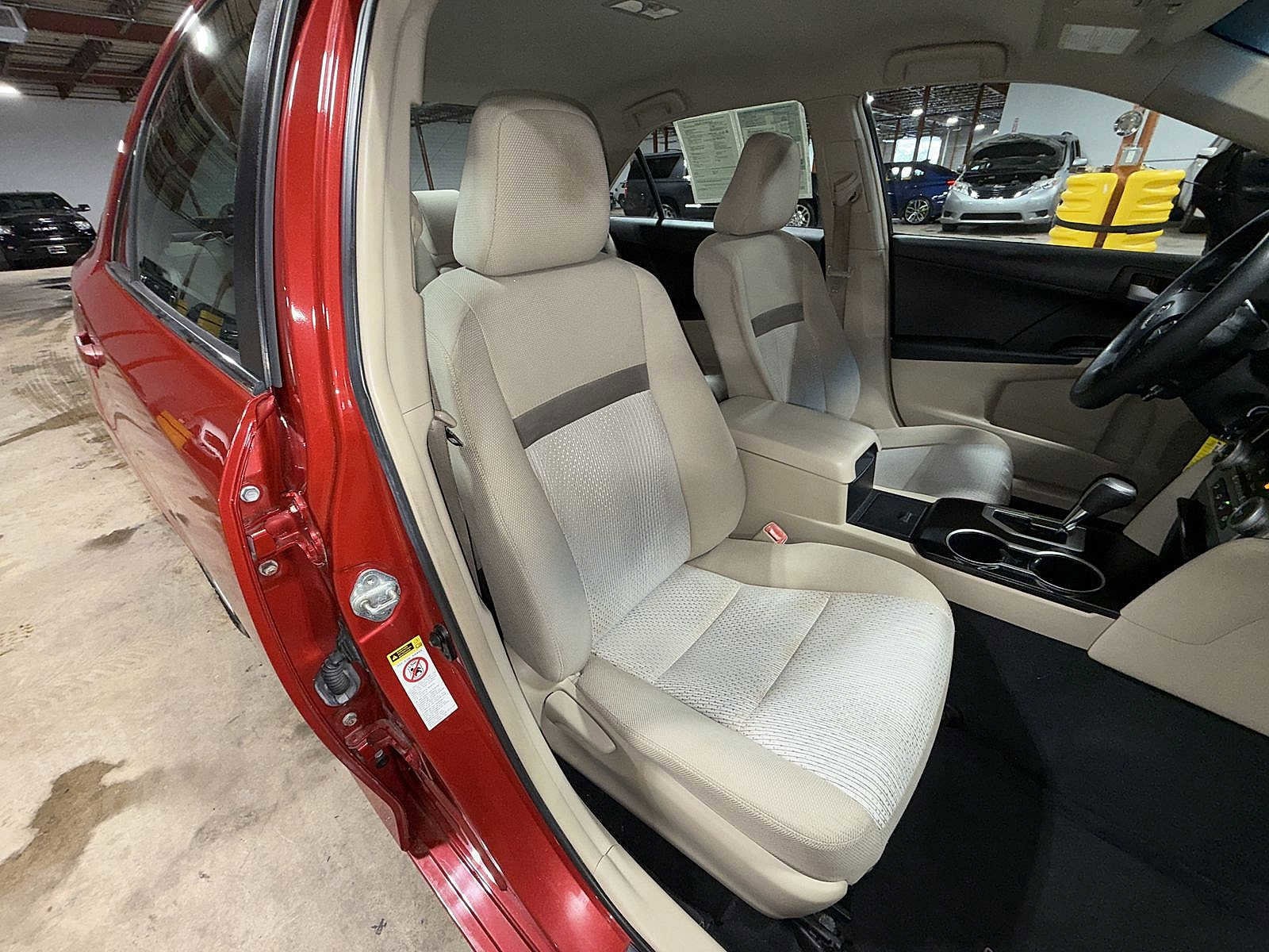 Thumbnail: 2012 Toyota Camry - 16