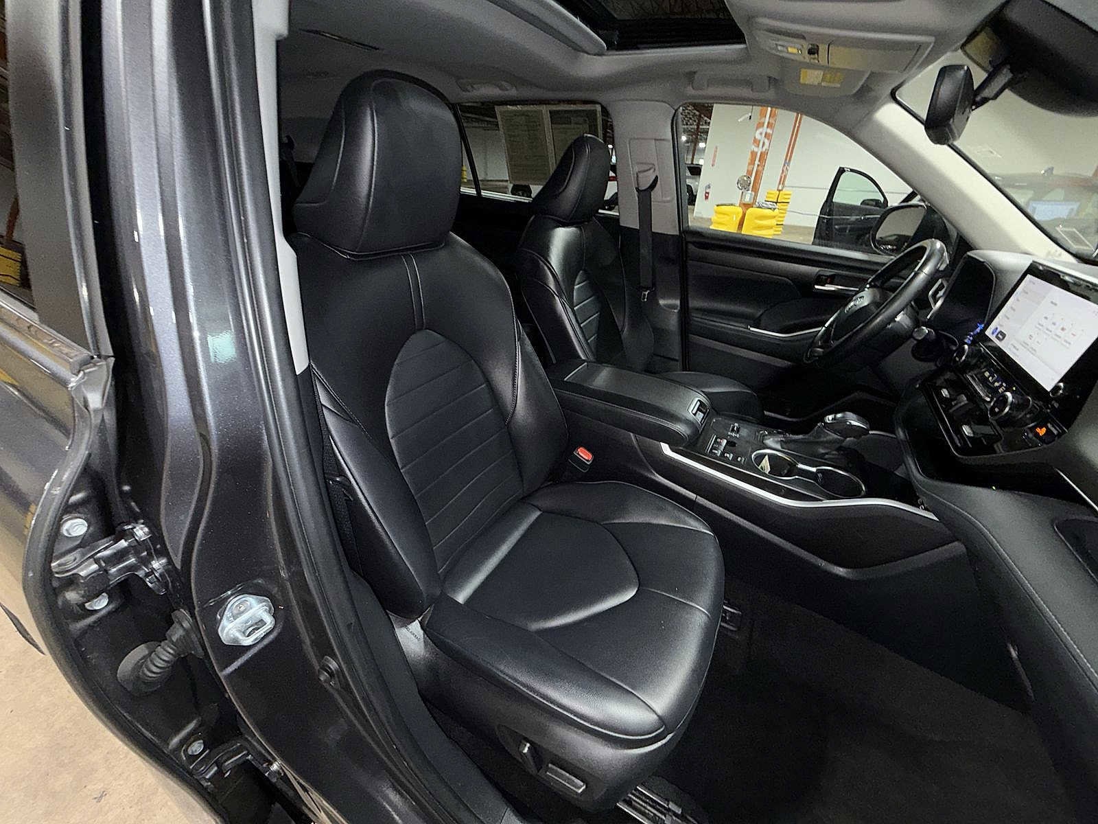Thumbnail: 2023 Toyota Highlander - 16