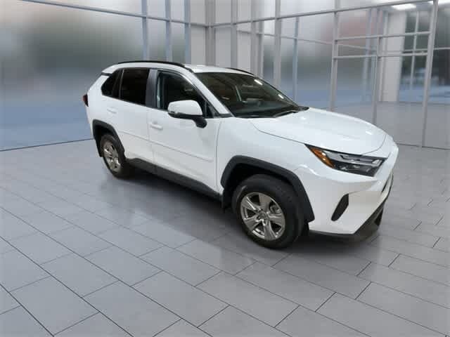 2022 Toyota RAV4 XLE photo 2
