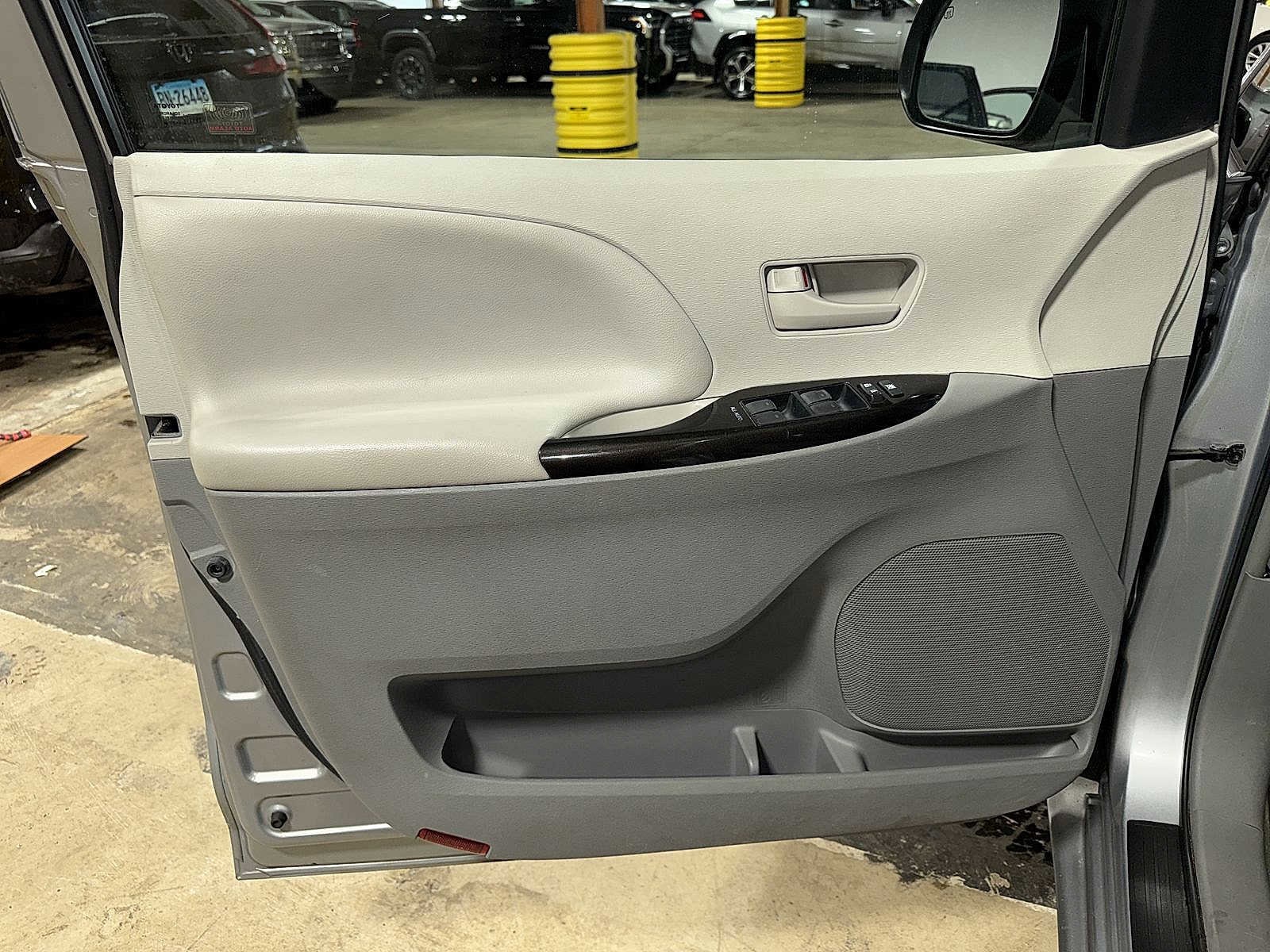 Thumbnail: 2014 Toyota Sienna - 29