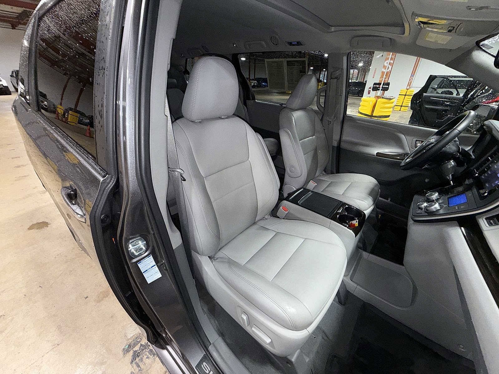 Thumbnail: 2020 Toyota Sienna - 15