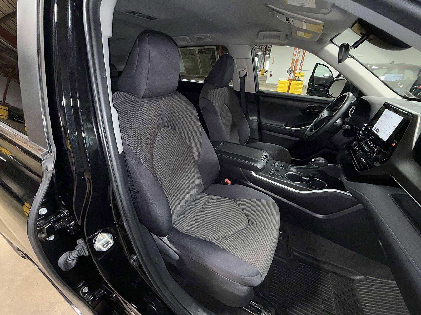 Thumbnail: 2023 Toyota Highlander - 16