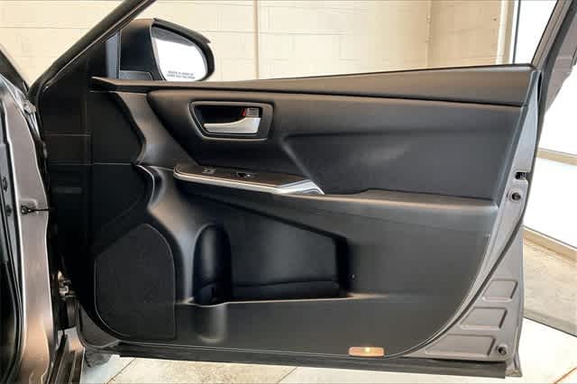 2016 Toyota Camry SE 31
