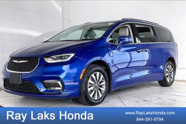 2021 Chrysler Pacifica Touring L's photo