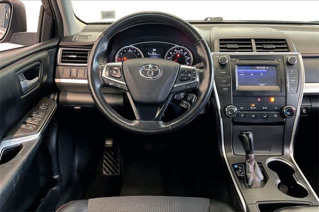 2016 Toyota Camry SE 16