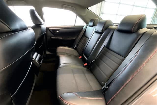 2016 Toyota Camry SE 14