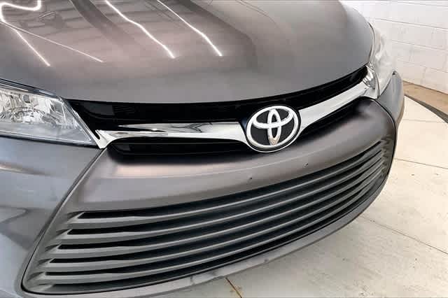 2016 Toyota Camry SE 34