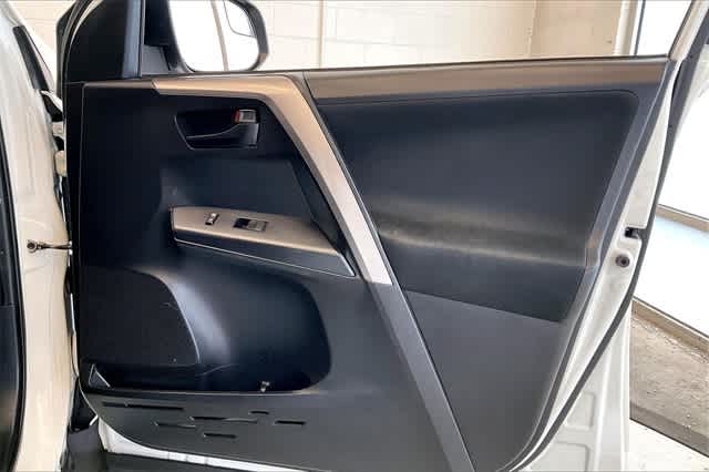 Thumbnail: 2017 Toyota RAV4 - 31