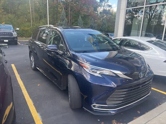 Thumbnail: 2023 Toyota Sienna - 3