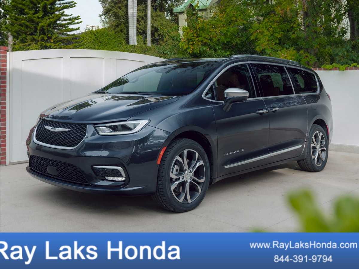 2021 Chrysler Pacifica Touring L's photo