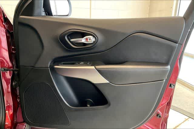 Thumbnail: 2019 Jeep Cherokee - 31