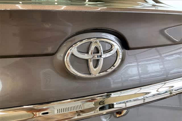 2016 Toyota Camry SE 8