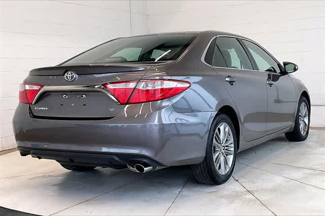 2016 Toyota Camry SE 24