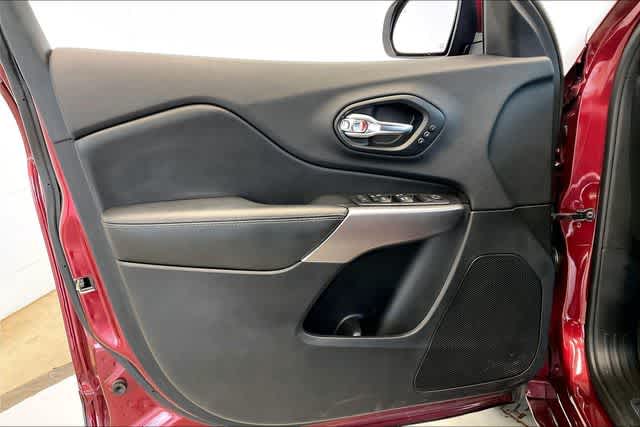 Thumbnail: 2019 Jeep Cherokee - 30