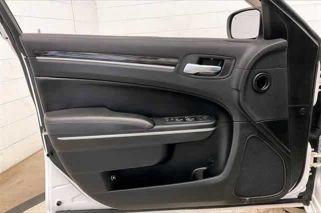 Thumbnail: 2016 Chrysler 300 - 30