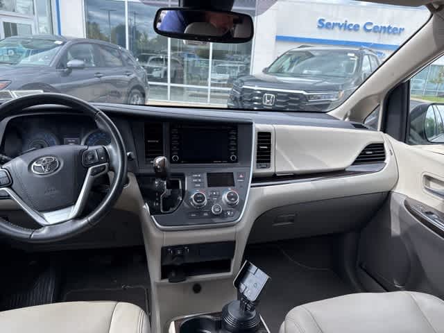 Thumbnail: 2020 Toyota Sienna - 10