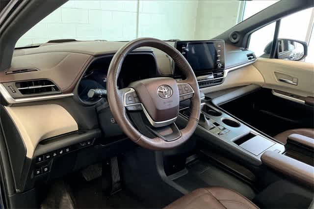 Thumbnail: 2023 Toyota Sienna - 3