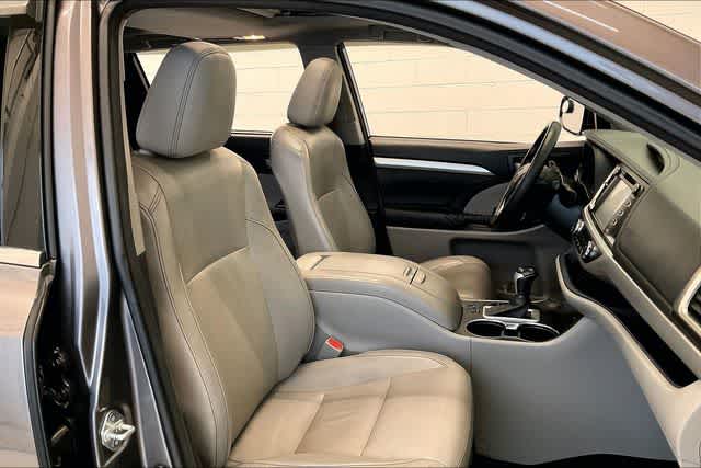 Thumbnail: 2015 Toyota Highlander - 15