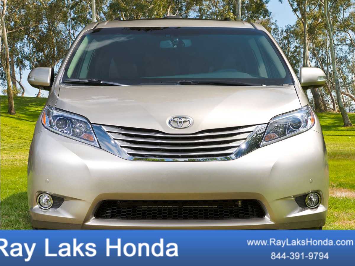 2016 Toyota Sienna LE V6 7-Passenger Access Seat's photo