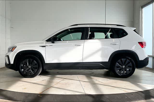 Thumbnail: 2022 Volkswagen Taos - 4