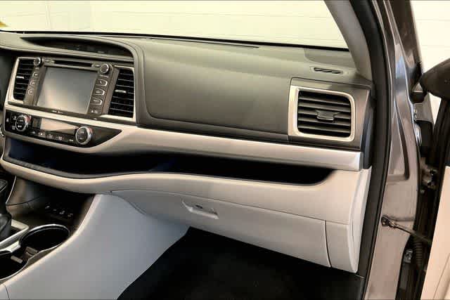 Thumbnail: 2015 Toyota Highlander - 25