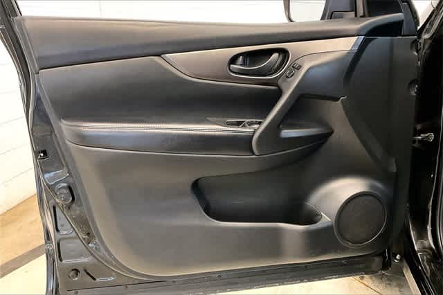 Thumbnail: 2018 Nissan Rogue Sport - 30