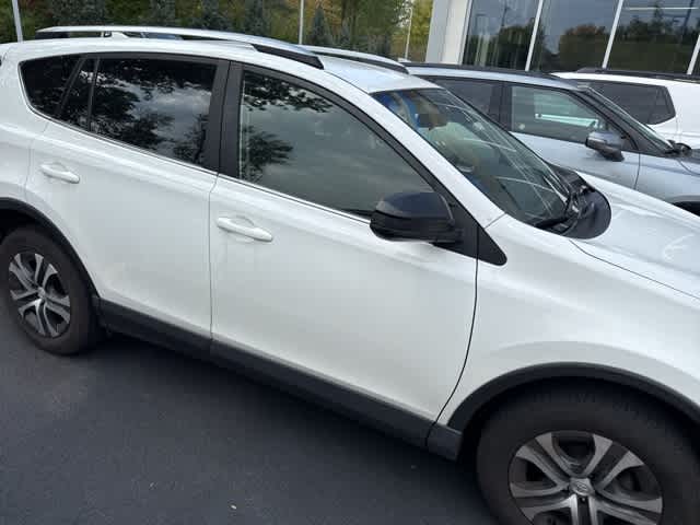 2017 Toyota RAV4 LE photo 4