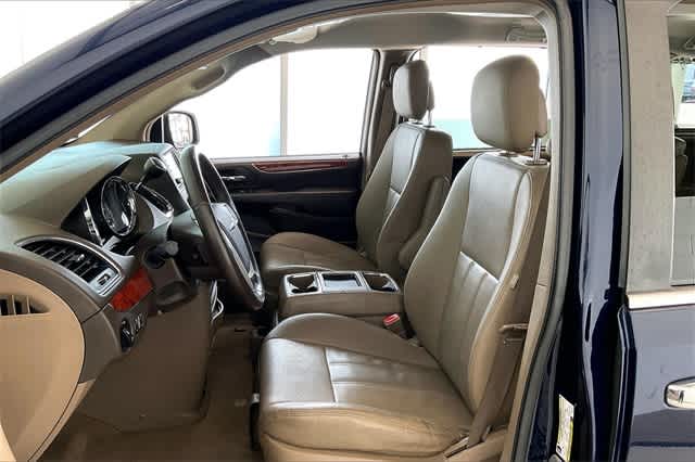 2015 Chrysler Town & Country Touring 11