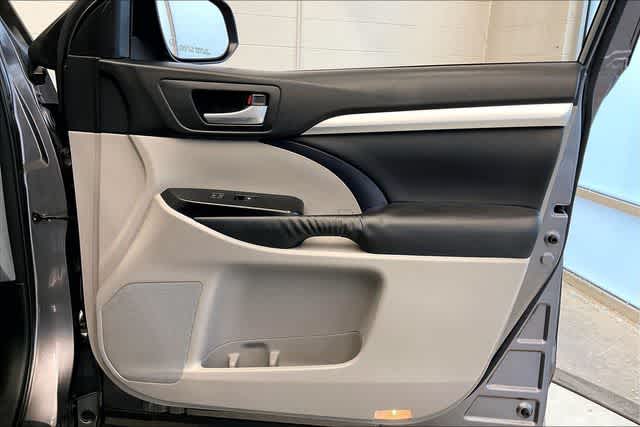 Thumbnail: 2015 Toyota Highlander - 31