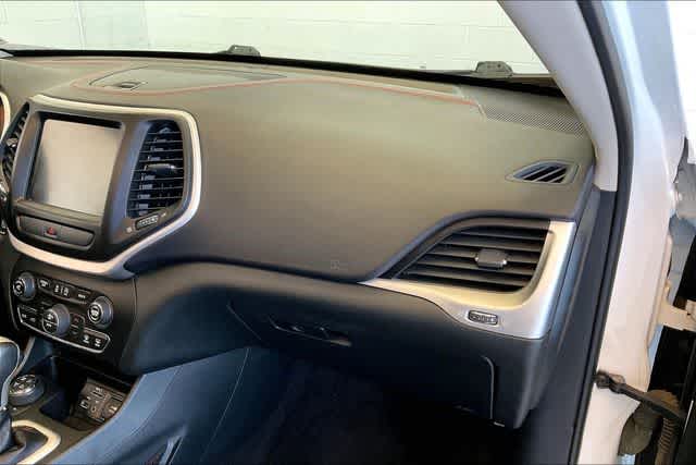 Thumbnail: 2016 Jeep Cherokee - 25