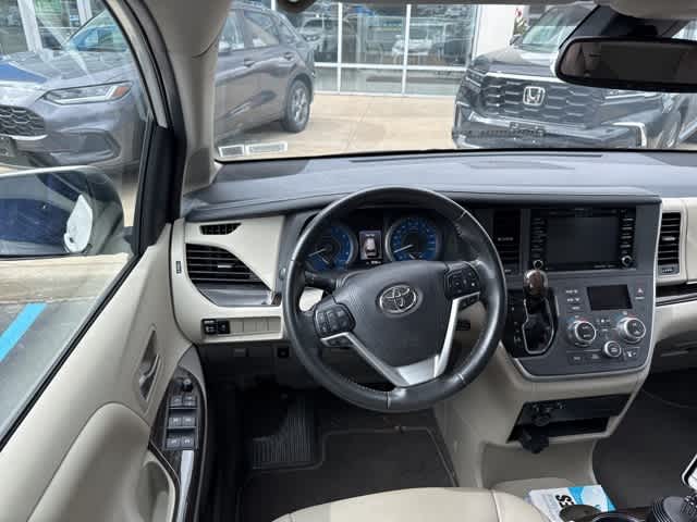 Thumbnail: 2020 Toyota Sienna - 9