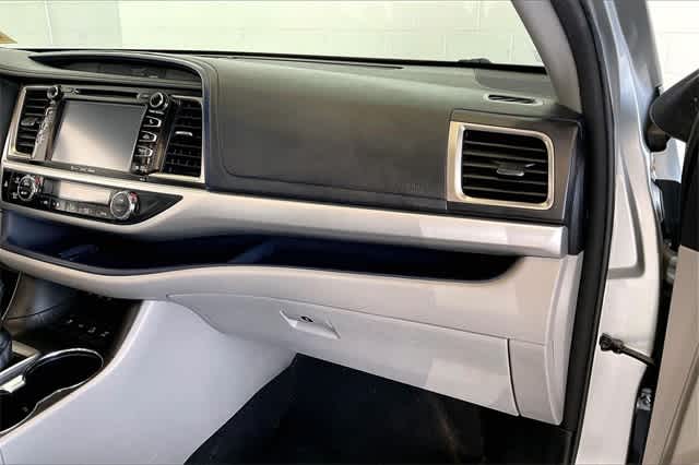 Thumbnail: 2018 Toyota Highlander - 25