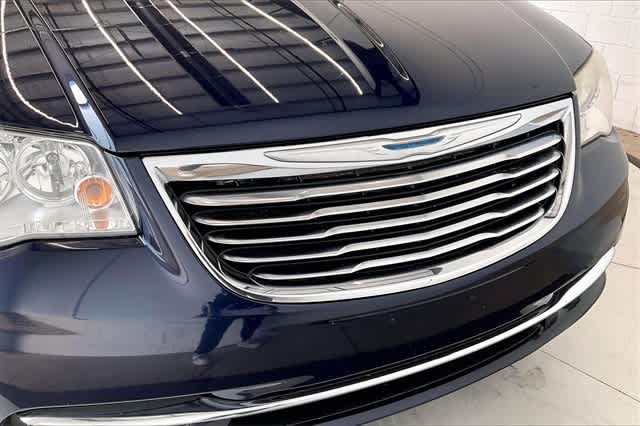 2015 Chrysler Town & Country Touring 33