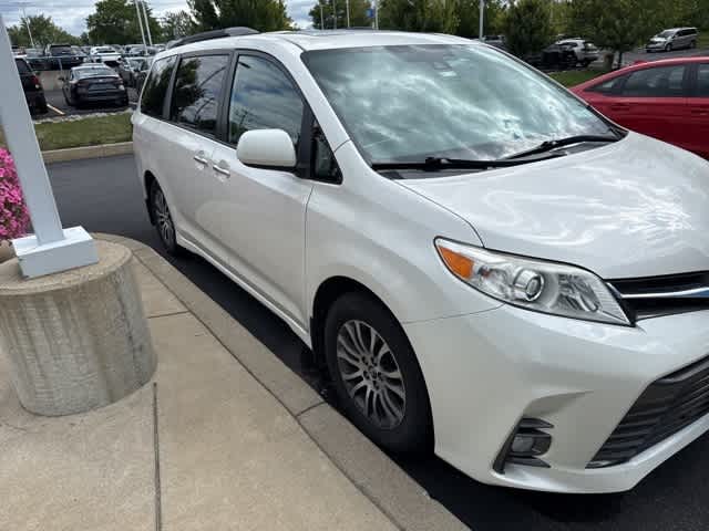 2020 Toyota Sienna XLE photo 3