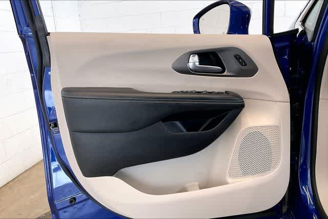 Thumbnail: 2021 Chrysler Pacifica - 30