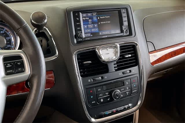 2015 Chrysler Town & Country Touring 16
