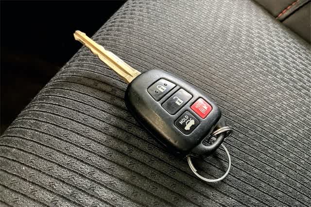2016 Toyota Camry SE 21