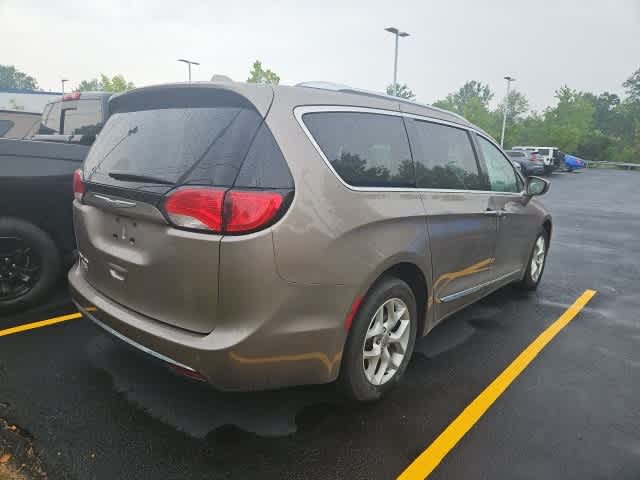 Thumbnail: 2017 Chrysler Pacifica - 6