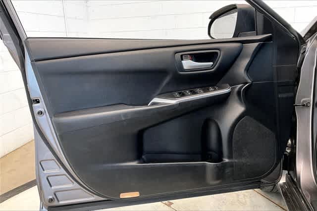 2016 Toyota Camry SE 30