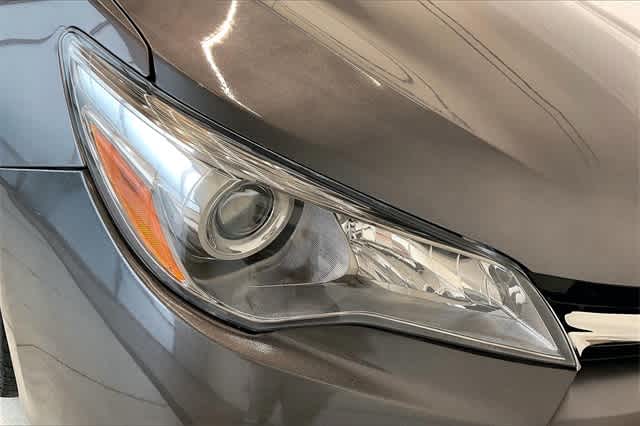 2016 Toyota Camry SE 32