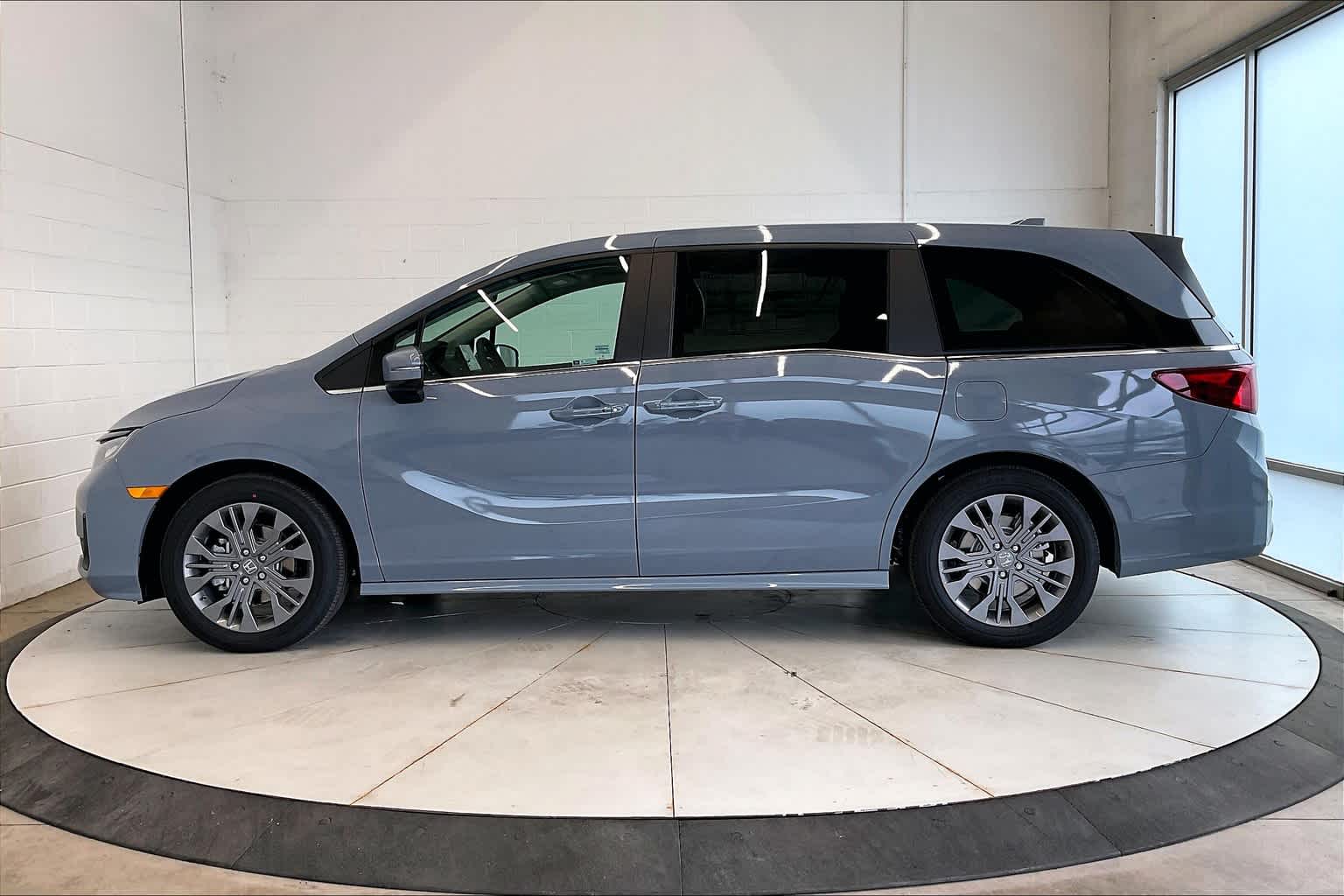2025 Honda Odyssey Touring 3