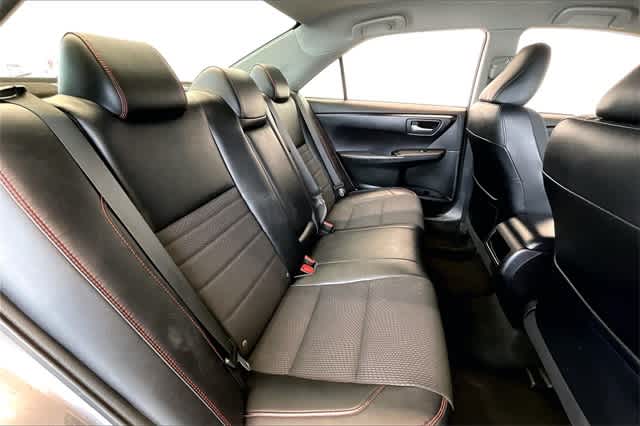 2016 Toyota Camry SE 26