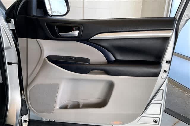 Thumbnail: 2018 Toyota Highlander - 31