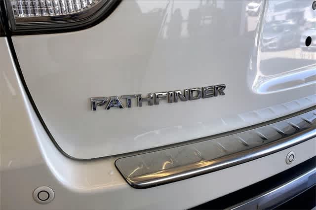 2016 Nissan Pathfinder SL 8