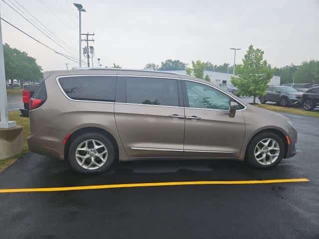 Thumbnail: 2017 Chrysler Pacifica - 7