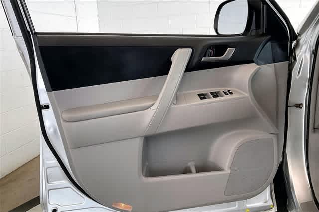 Thumbnail: 2012 Toyota Highlander - 30