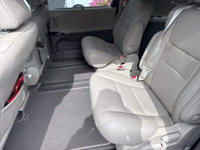 Thumbnail: 2020 Toyota Sienna - 11