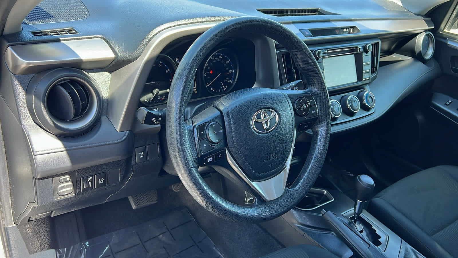 Thumbnail: 2018 Toyota RAV4 - 10